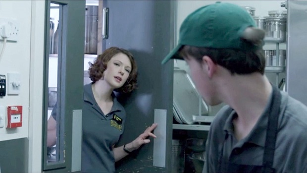 Shut Up and Dance, 3x03; Kenny en el trabajo